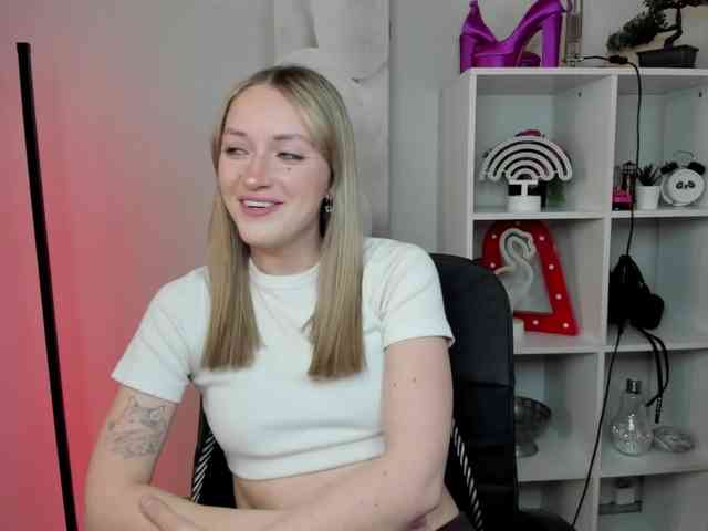EvelynBlond26 webcam
