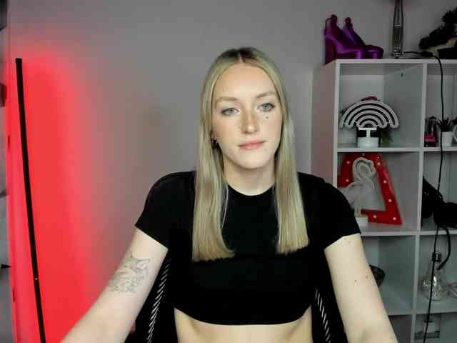 EvelynBlond26 webcam