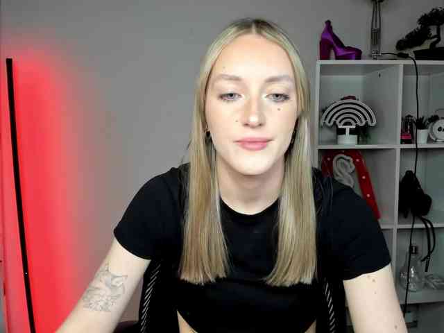 EvelynBlond26 webcam