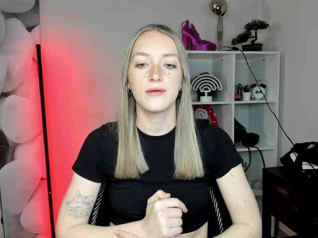 EvelynBlond26 webcam