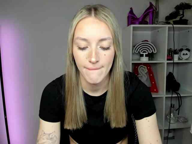 EvelynBlond26 webcam