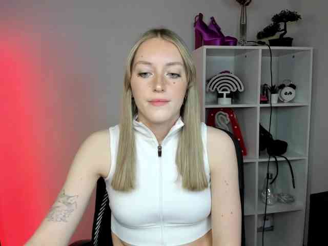 EvelynBlond26 webcam