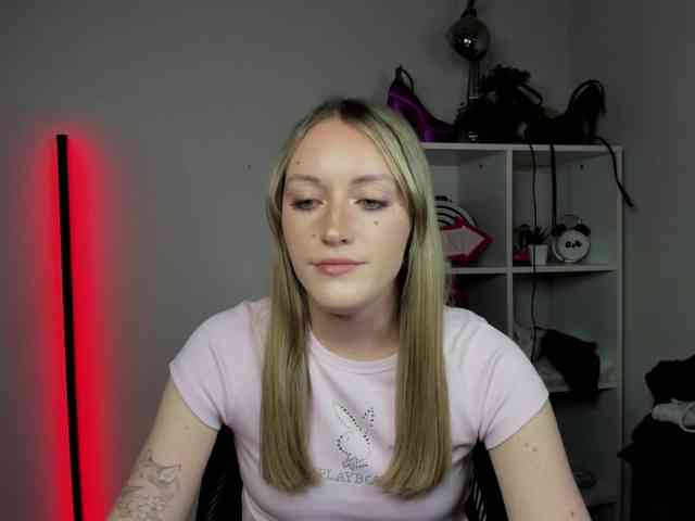 EvelynBlond Live Webcam on BongaCams