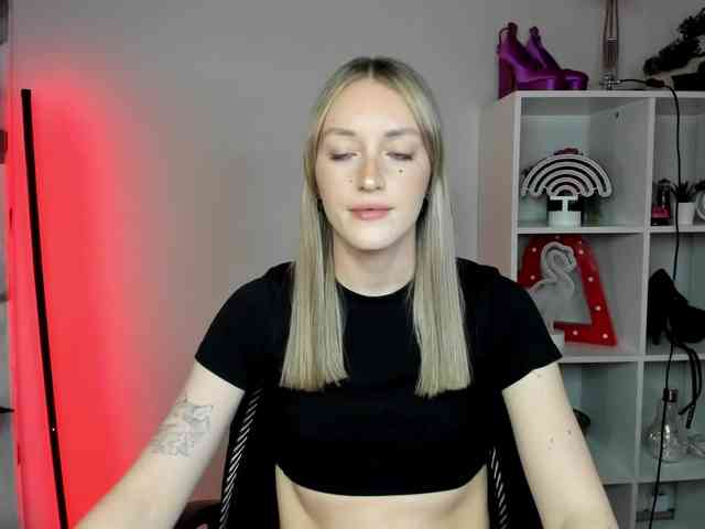 EvelynBlond26 webcam