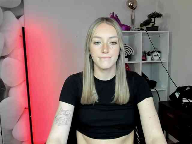 EvelynBlond26 webcam