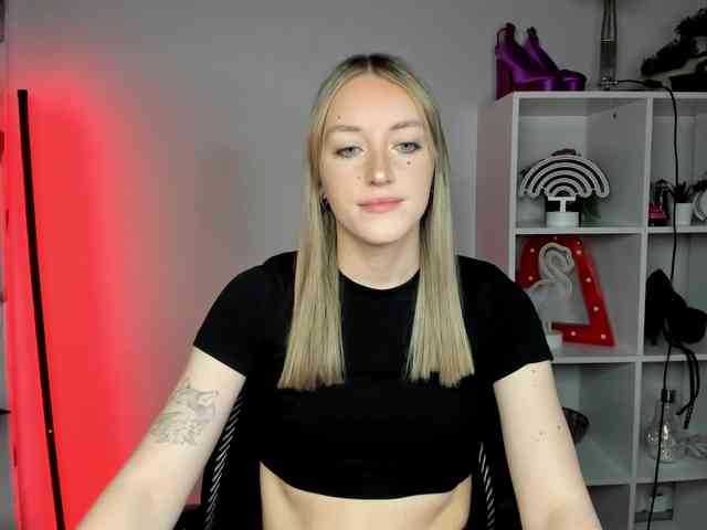 EvelynBlond26 webcam