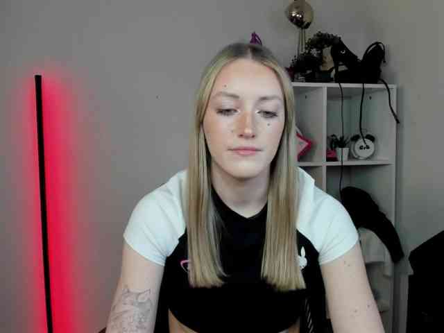 EvelynBlond26 webcam