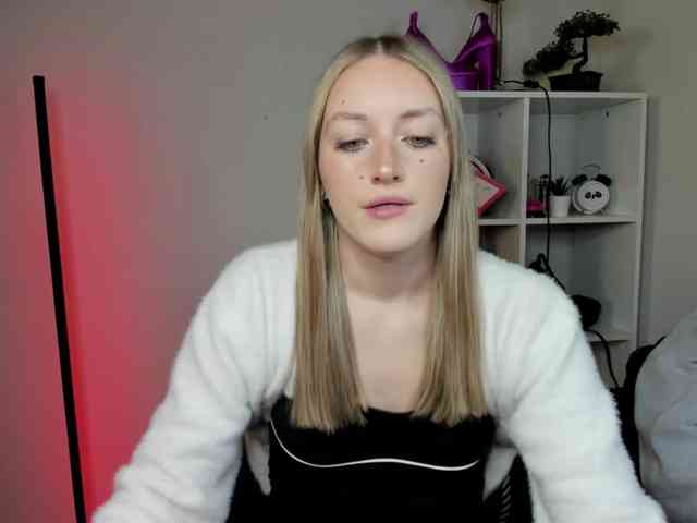 EvelynBlond26 webcam