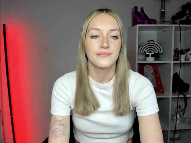 EvelynBlond26 webcam