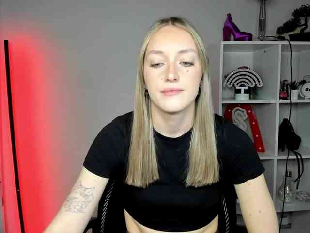 EvelynBlond26 webcam