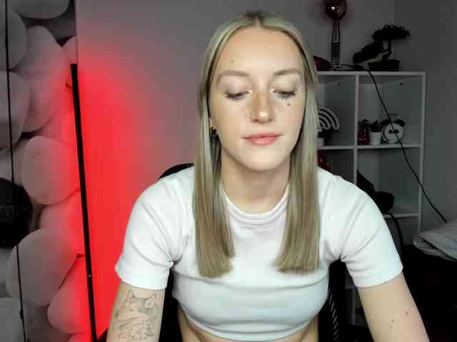 EvelynBlond26 webcam
