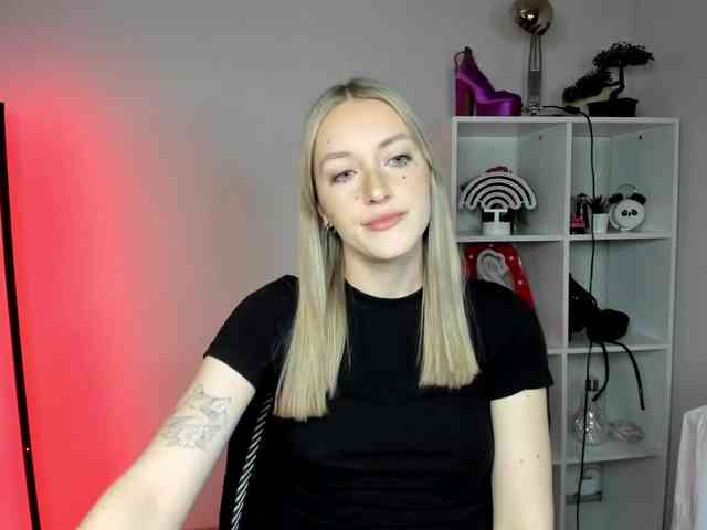 EvelynBlond26 webcam