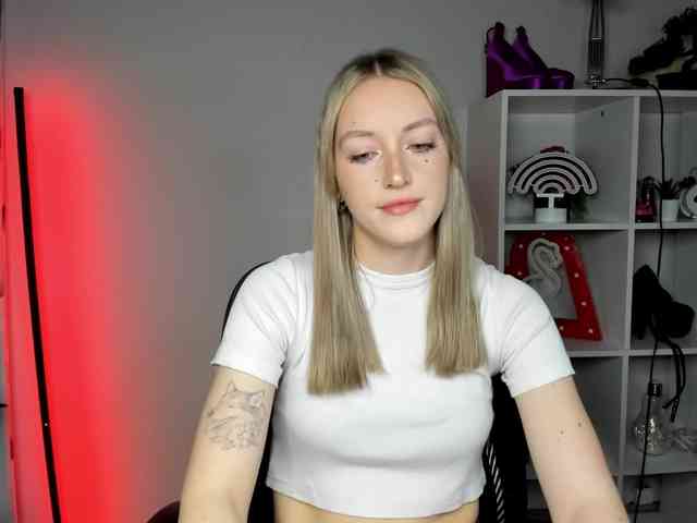 EvelynBlond26 webcam