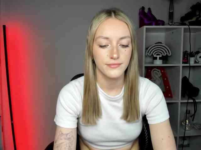 EvelynBlond26 webcam