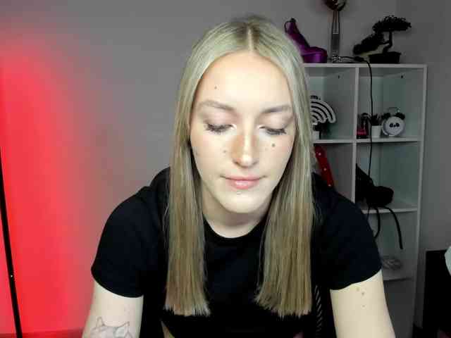 EvelynBlond26 webcam