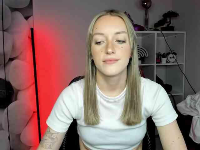 EvelynBlond26 webcam