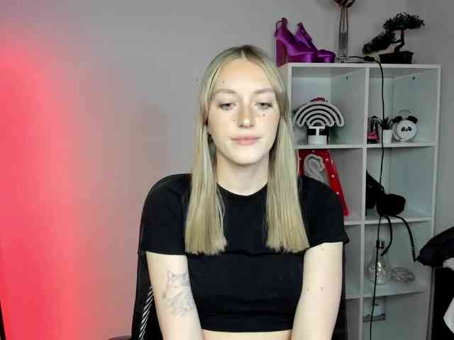 EvelynBlond26 webcam