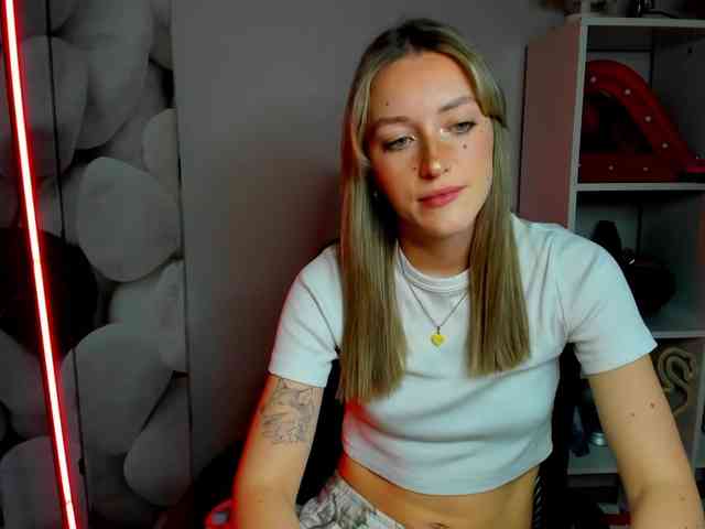 EvelynBlond26 webcam
