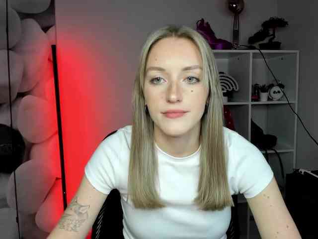 EvelynBlond26 webcam