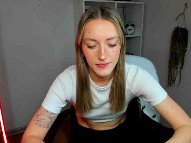 EvelynBlond26 webcam