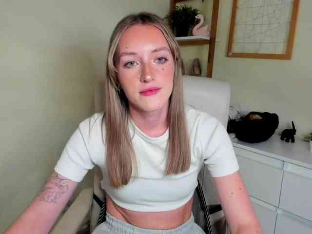 EvelynBlond26 webcam