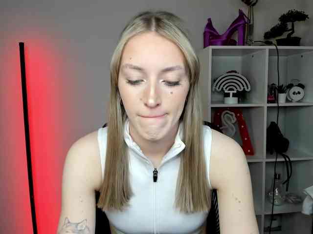 EvelynBlond26 webcam