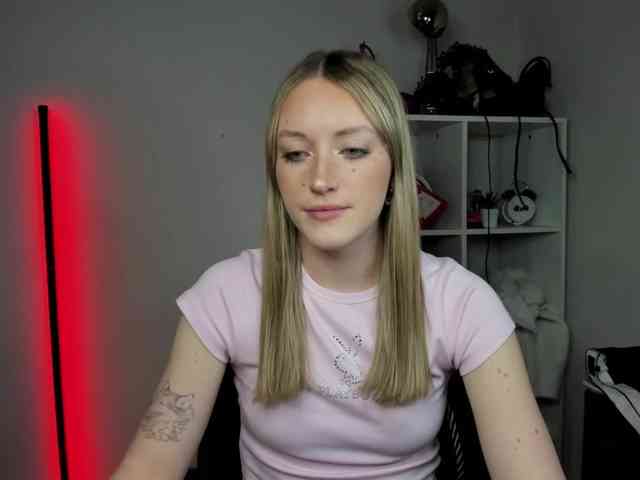 EvelynBlond26 webcam