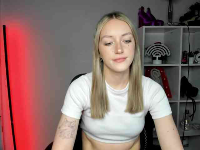 EvelynBlond26 webcam