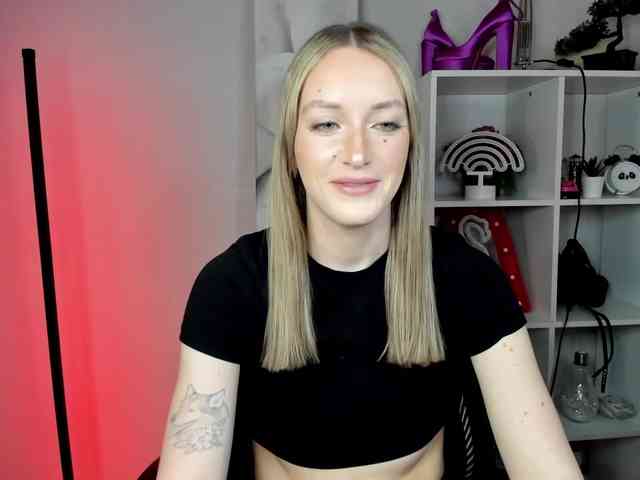 EvelynBlond26 webcam
