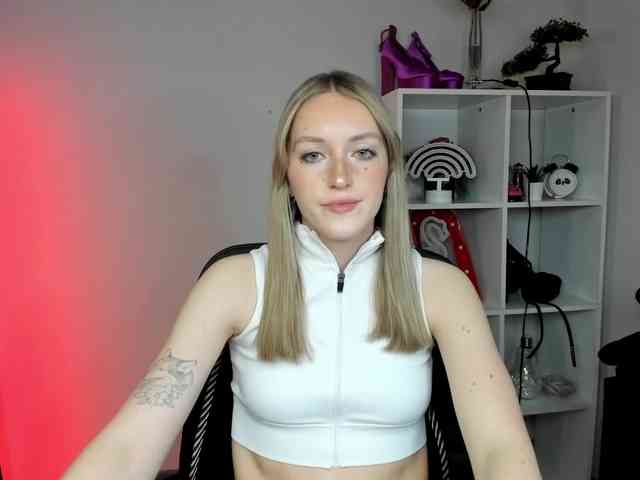 EvelynBlond26 webcam