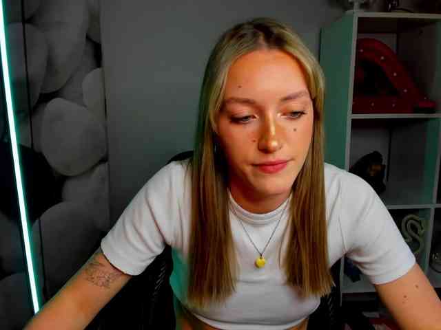 EvelynBlond26 webcam