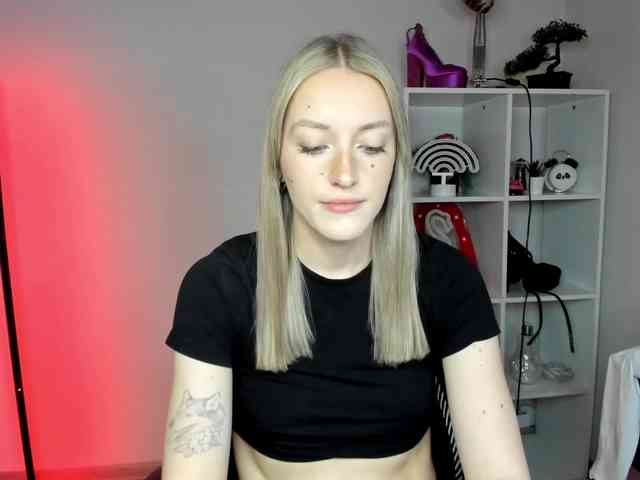 EvelynBlond26 webcam