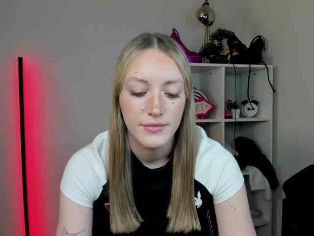 EvelynBlond26 webcam