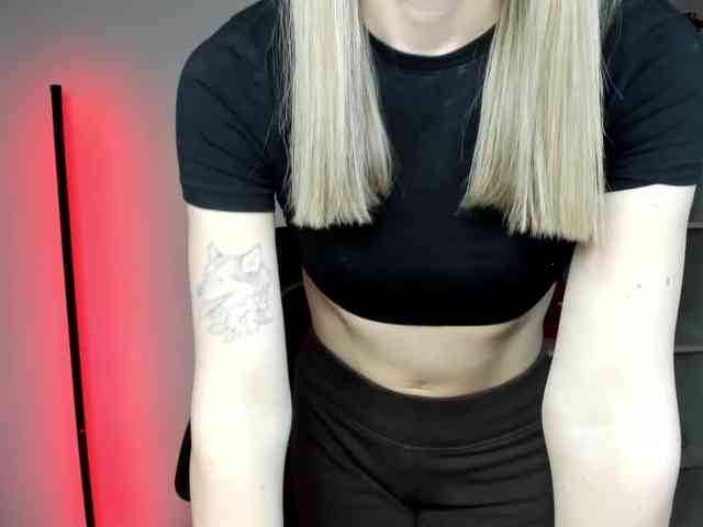 EvelynBlond26 webcam