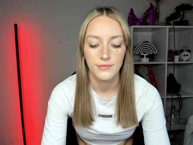 EvelynBlond26 webcam