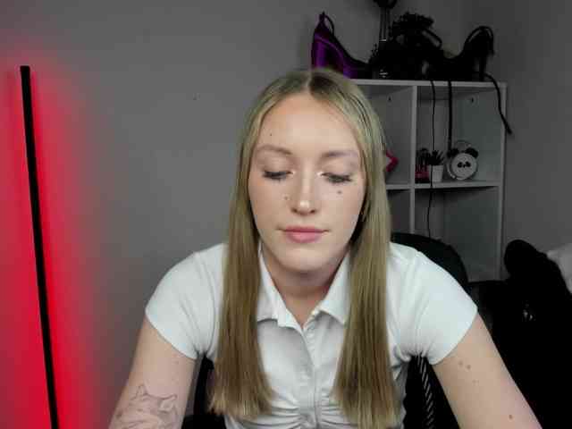 EvelynBlond26 webcam