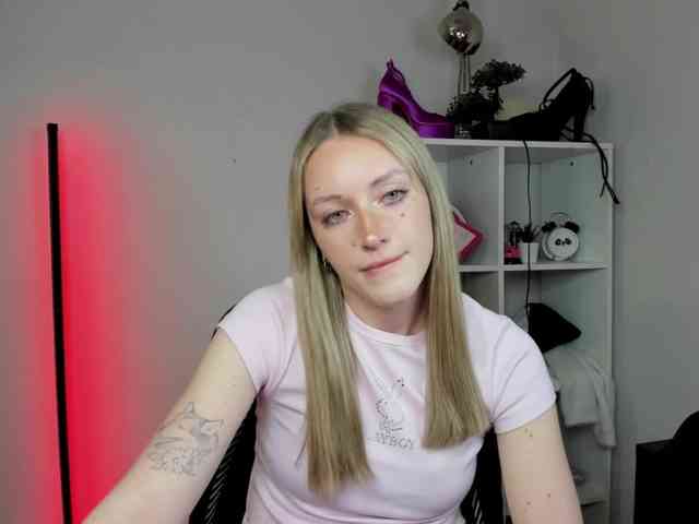 EvelynBlond26 webcam