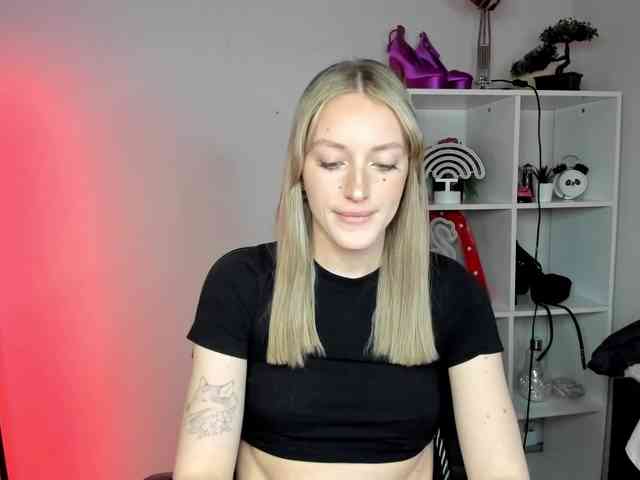 EvelynBlond26 webcam