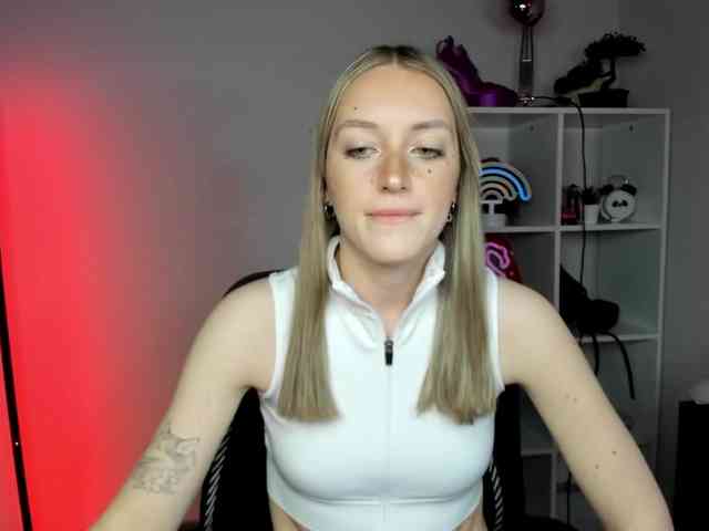 EvelynBlond26 webcam