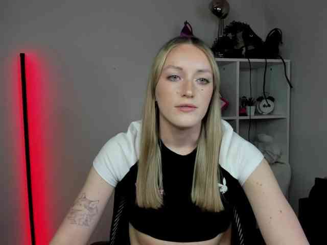 EvelynBlond26 webcam