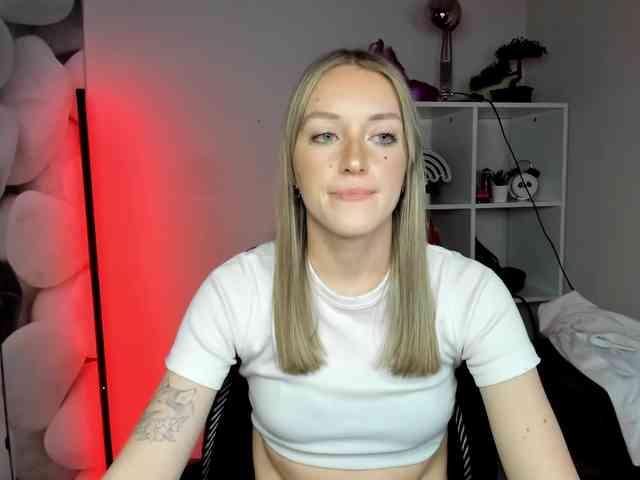 EvelynBlond26 webcam