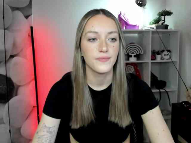 EvelynBlond26 webcam
