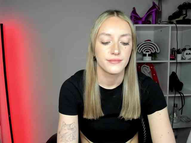 EvelynBlond26 webcam