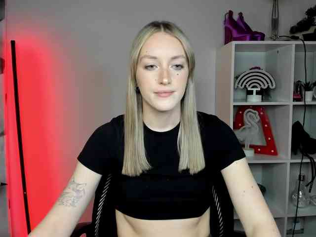 EvelynBlond26 webcam