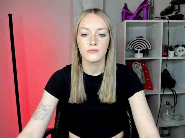 EvelynBlond26 webcam
