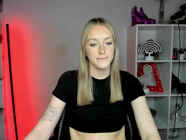 EvelynBlond26 webcam