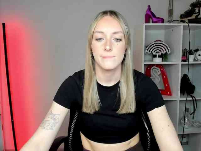 EvelynBlond26 webcam