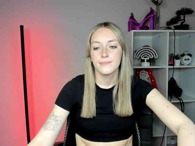 EvelynBlond26 webcam