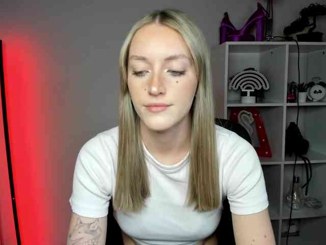 EvelynBlond26 webcam