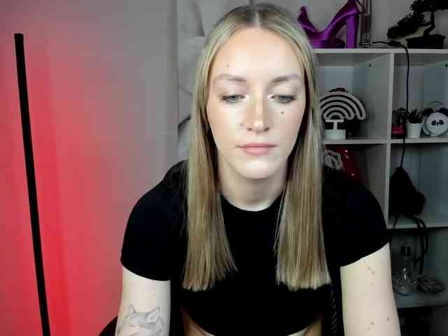 EvelynBlond26 webcam